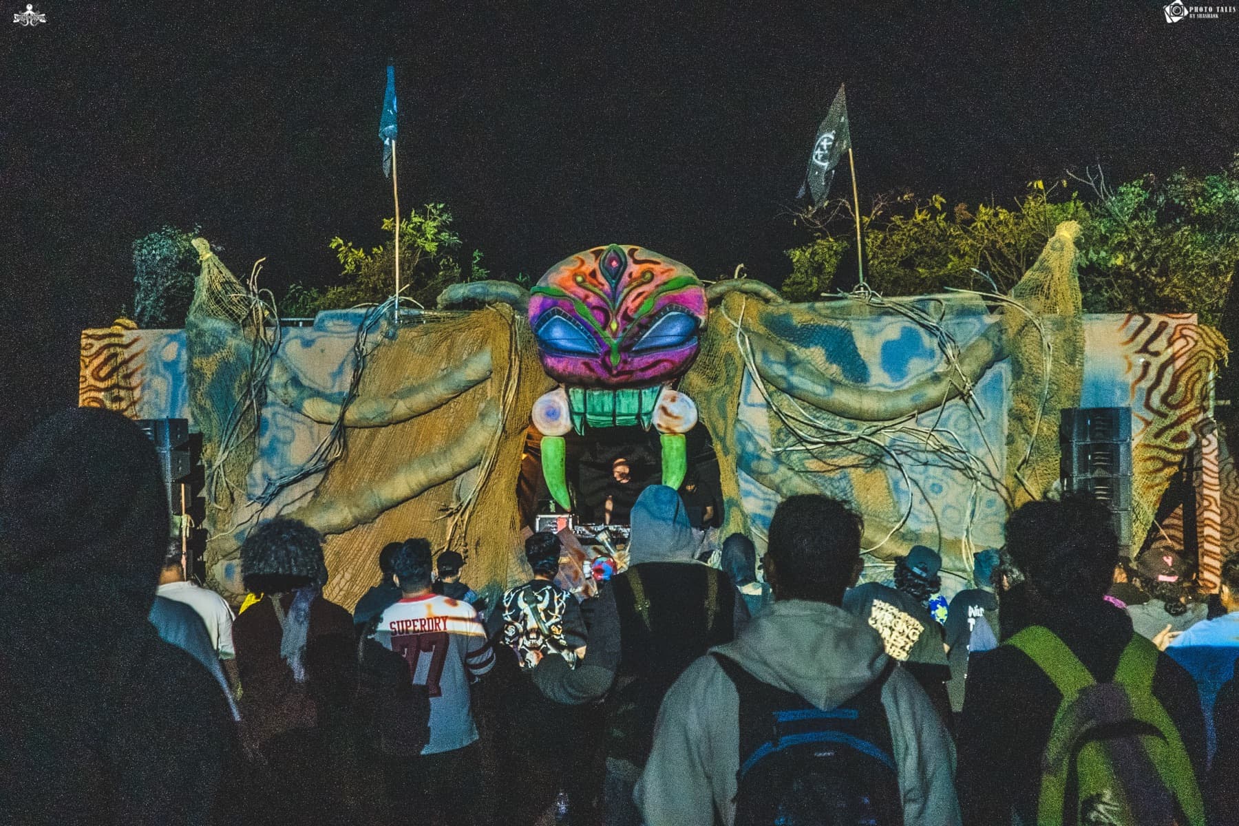 Night stage and the floor facing the mask